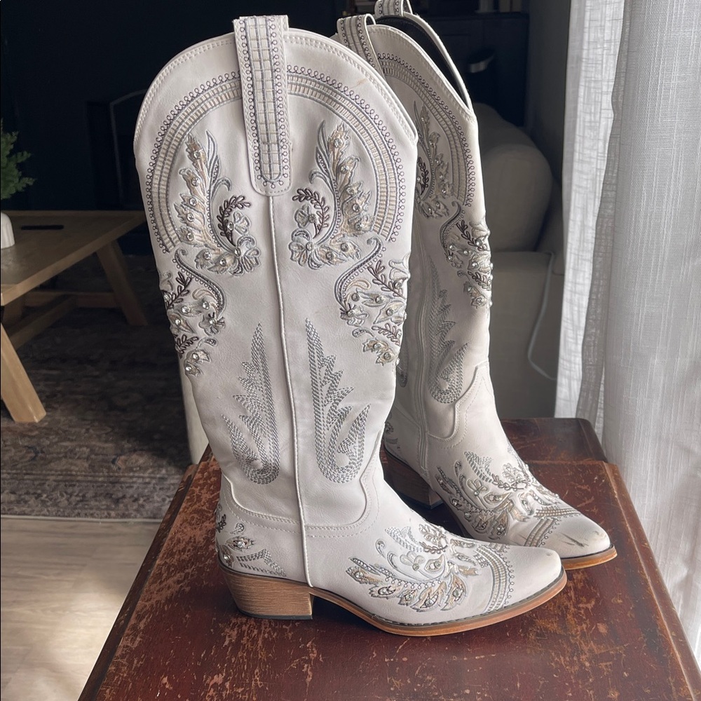 White Embroidered Women's Cowboy Boots - Size 7 - Picture 2 of 6